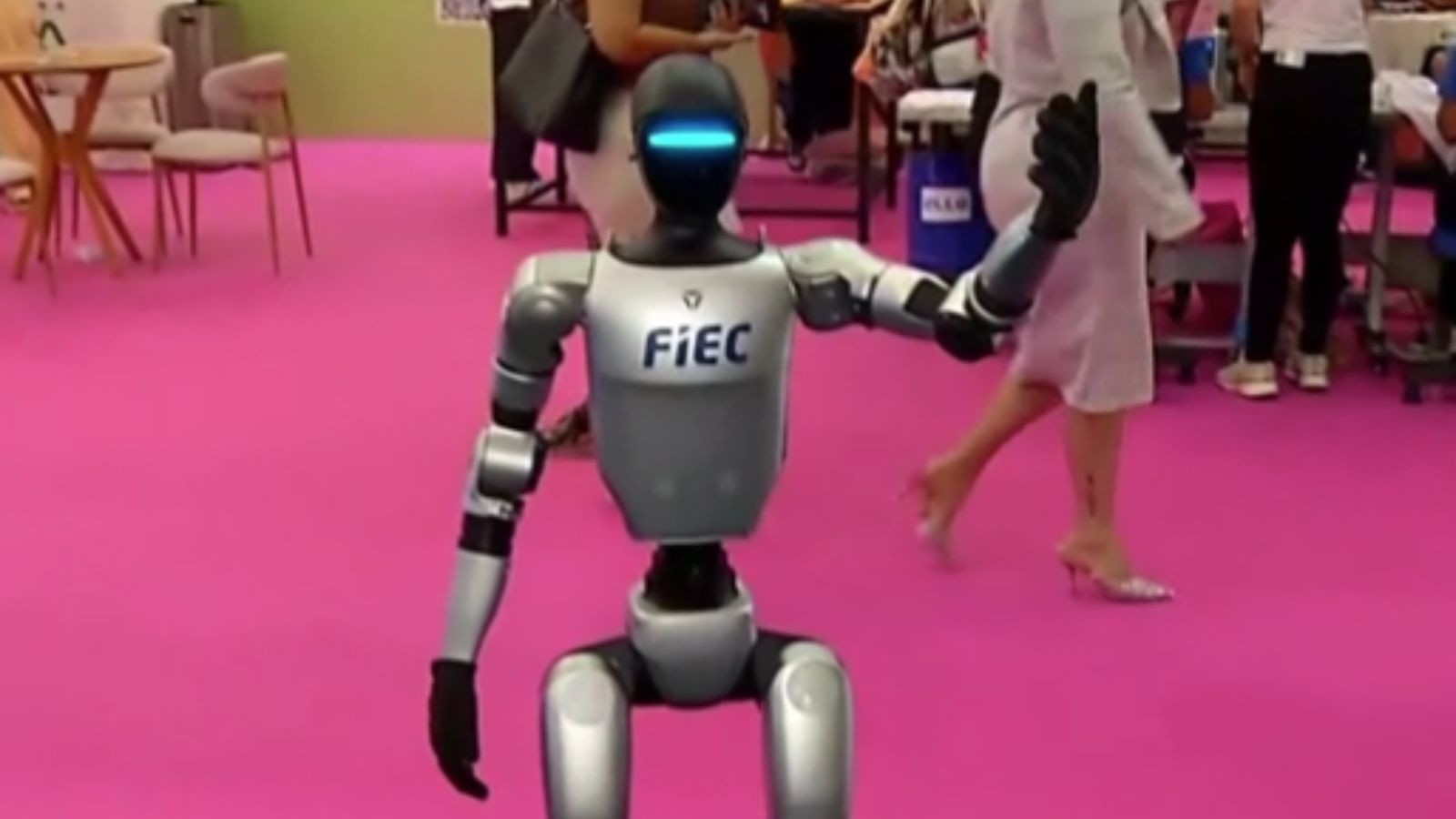Ele fala ‘ei, macho’, manda beijo e dança: robô humanoide Atlas vira atração na Feira da Indústria no Ceará