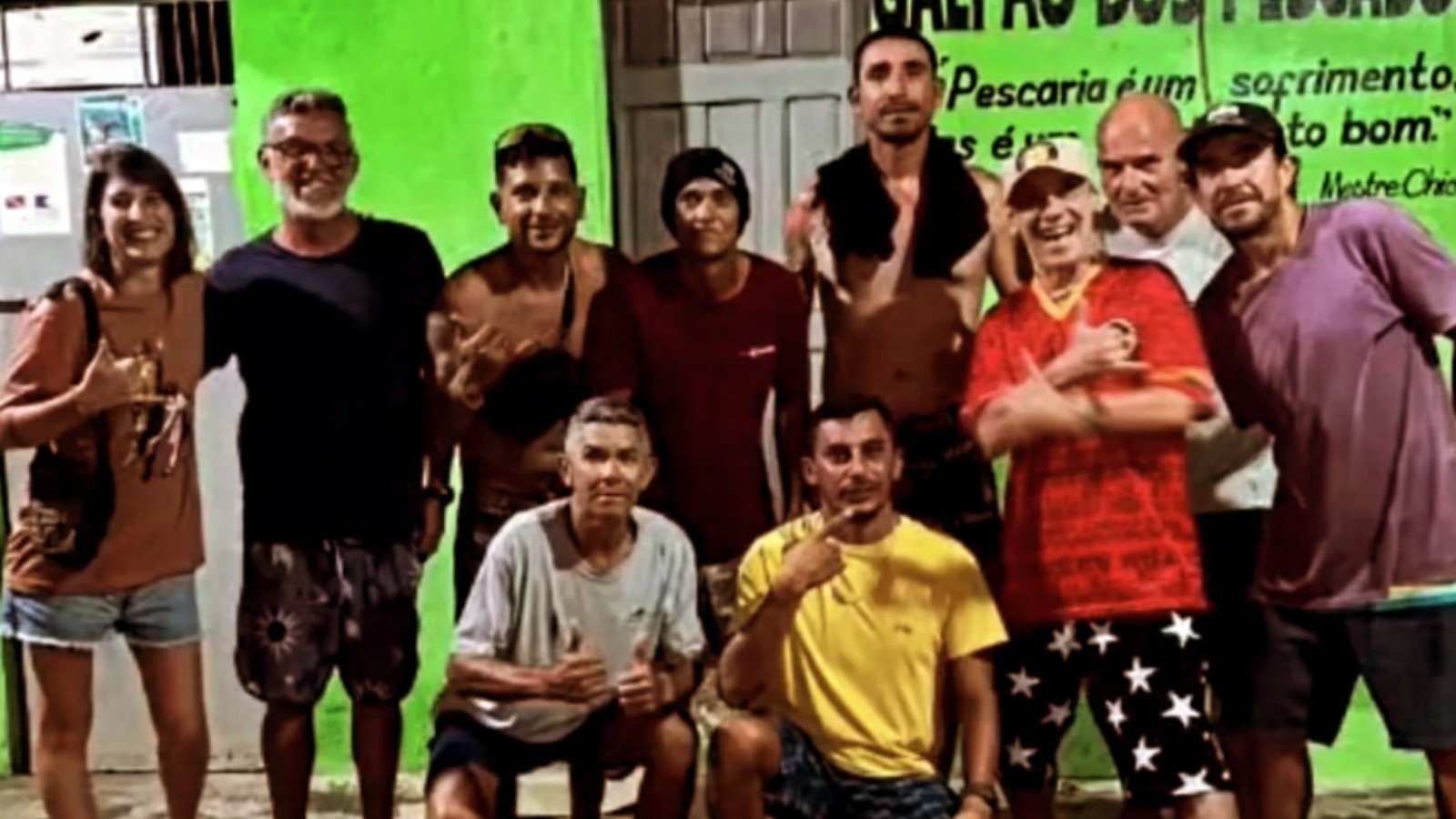 De chinelo e boné, Manu Chao faz apresentação surpresa para pescadores em Paracuru; vídeo mostra encontro na Boca do Poço