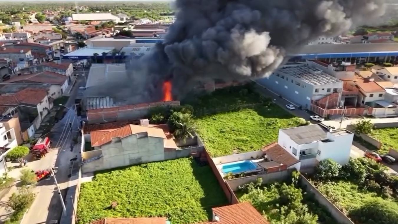 Explosões e fumaça densa: incêndio atinge galpão de ração em Aracati (CE) e volta a registrar focos no dia seguinte