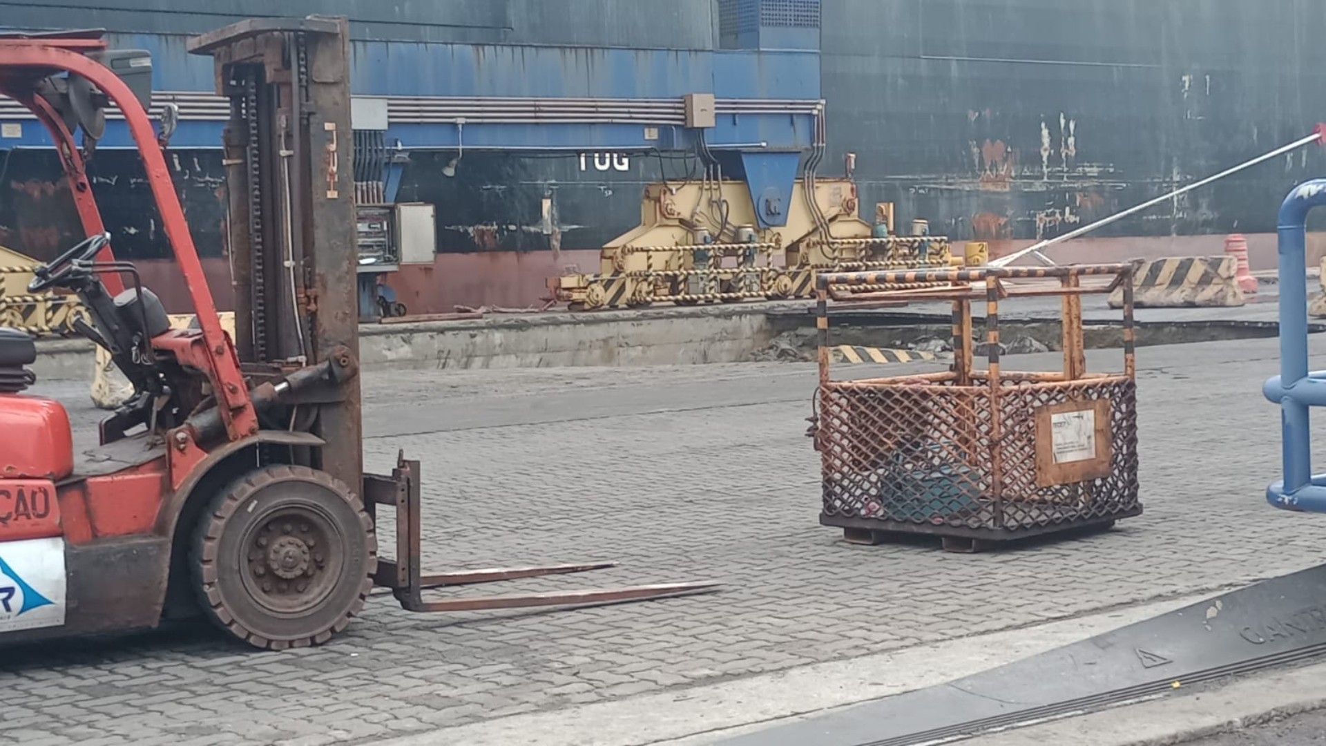 Piso cede e abre cratera no Porto do Pecém durante transporte de placa de aço; navio pode ter sido danificado