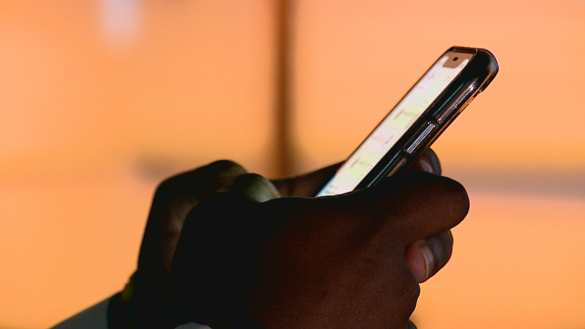 Sem pagar, celular pode ser bloqueado? TJCE mantém autorização e lei estadual segue suspensa