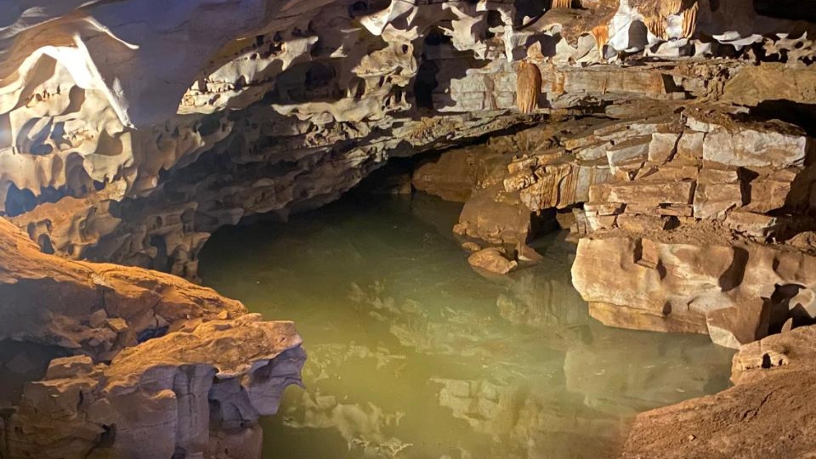 Rio reaparece dentro de gruta no Ceará após três anos; vídeo mostra impacto das chuvas na Serra da Ibiapaba