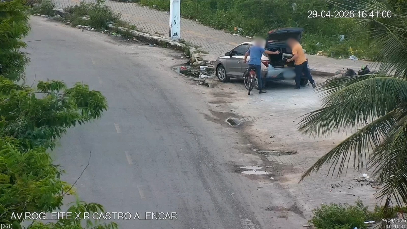 Dois dias seguidos: motorista joga lixo ao lado de ecoponto em Fortaleza, é autuado e repreendido por ciclista
