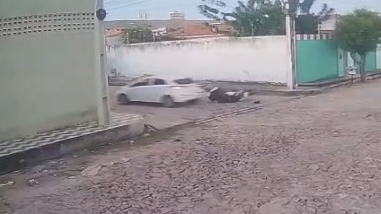 Vídeo flagra atropelamento de casal em moto em Juazeiro do Norte; motorista foge e quase atinge crianças