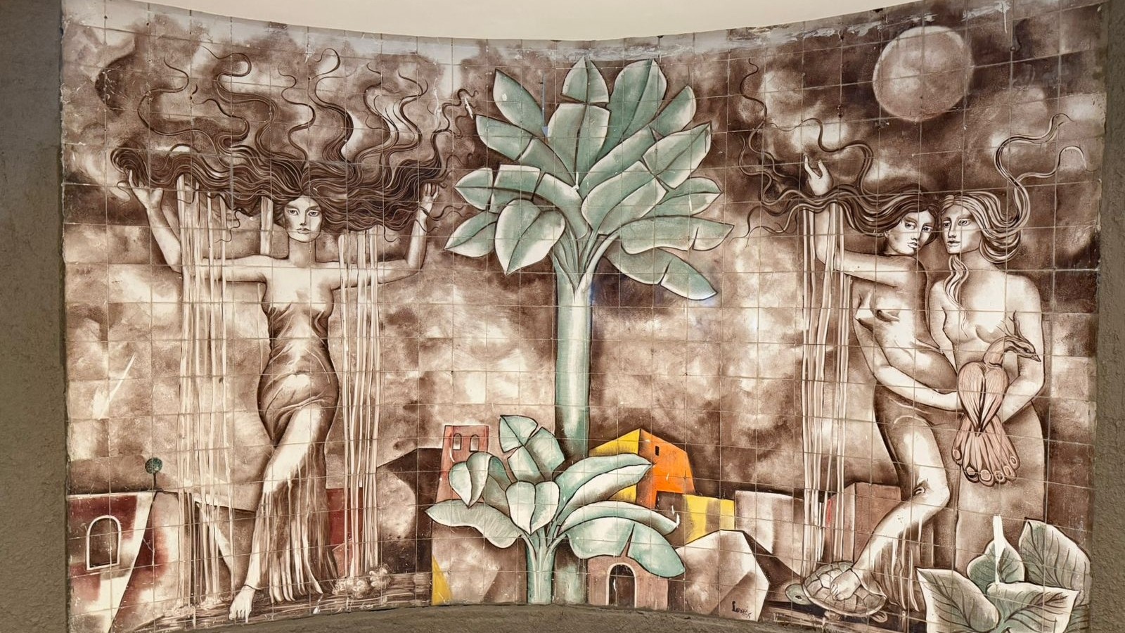 Painel oculto de 1975 surge durante reforma de restaurante em Fortaleza e vira atracao