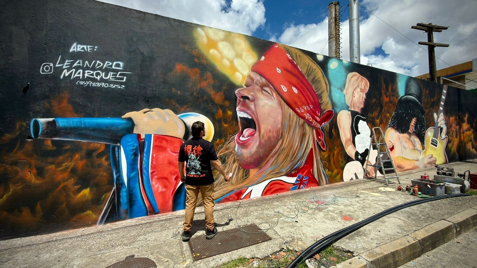 Mural gigante de 50 m homenageia Guns N’ Roses em frente à Arena Castelão e atrai fila de fãs em Fortaleza