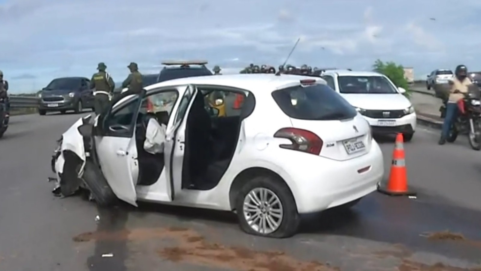 Trânsito trava na Av. Alberto Craveiro após colisão entre carro e ciclista em Fortaleza; ciclista é levado ao IJF