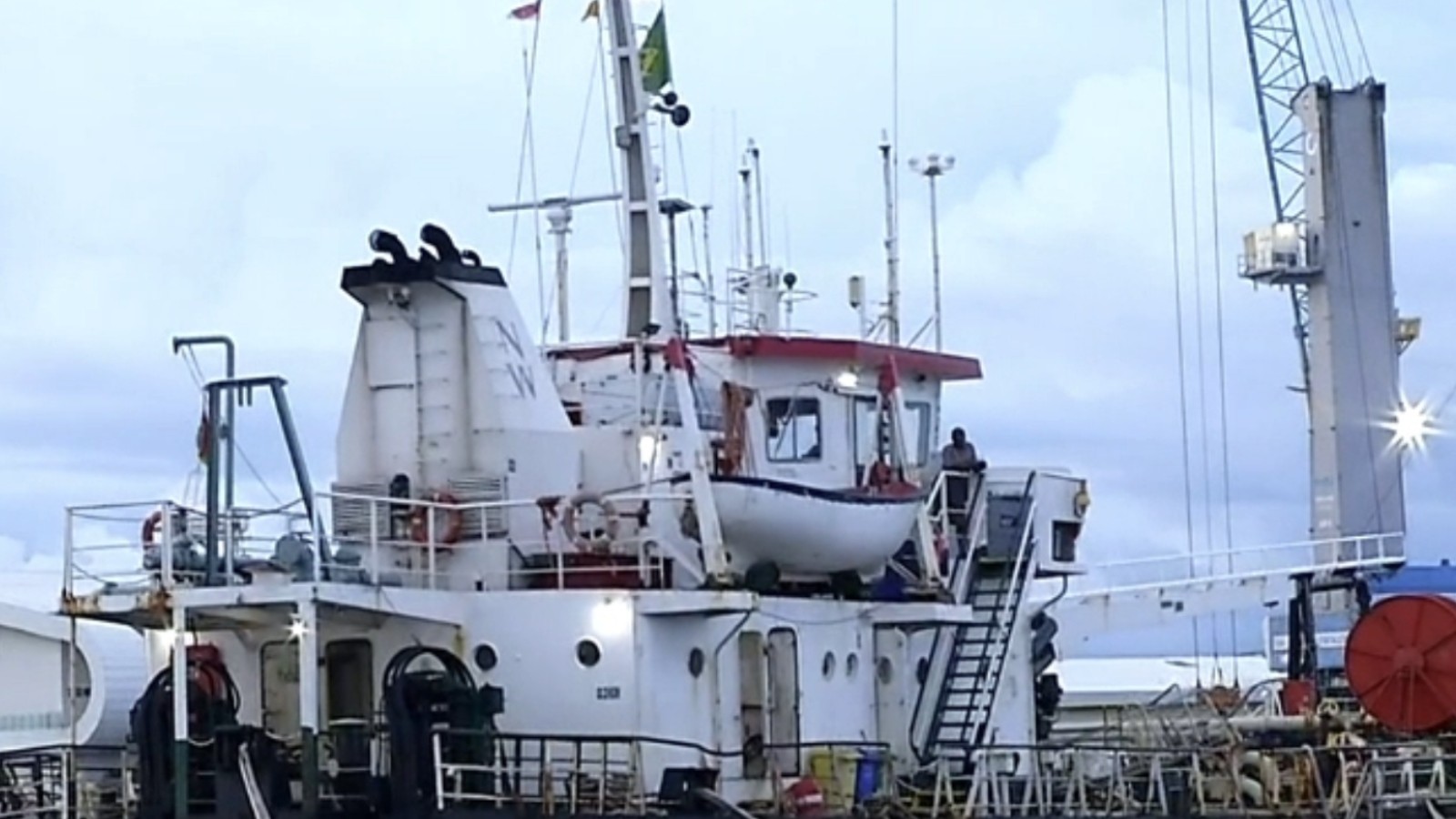 Após 50 dias à deriva, 9 tripulantes seguem retidos em navio atracado em Fortaleza; comandante morreu