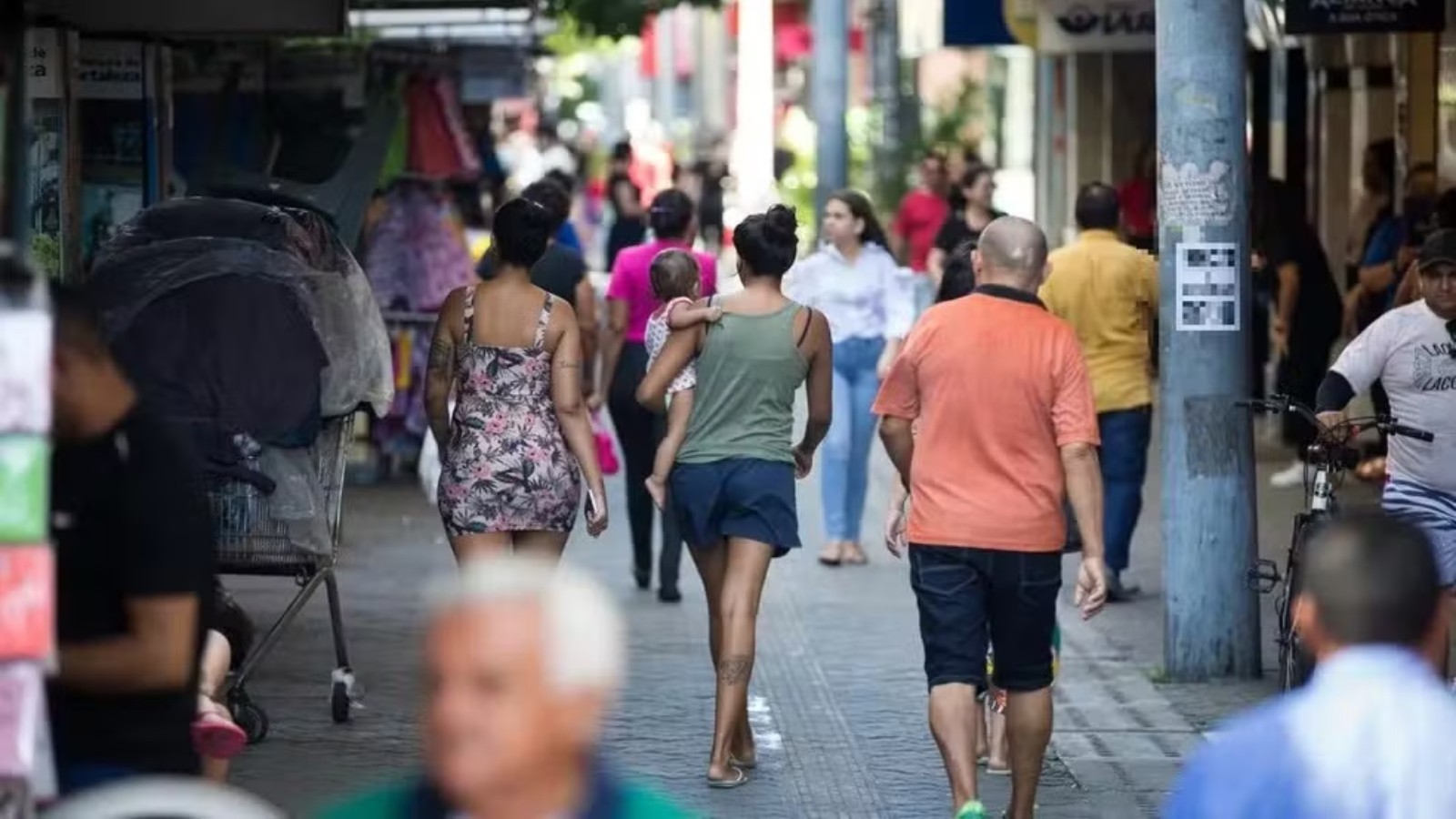 Tiradentes em Fortaleza: o que abre e fecha nesta terça; bancos sem atendimento e metrô com mudanças