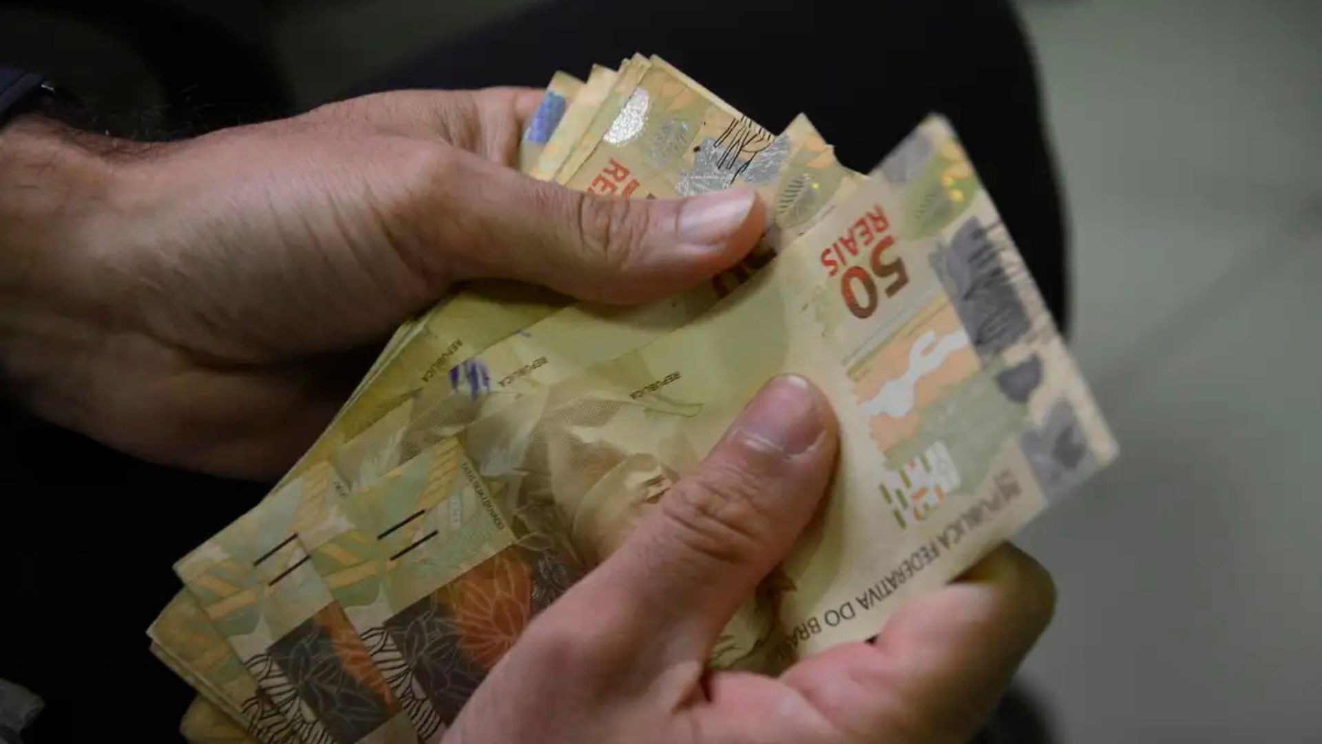 Ceará antecipa 13º: 180 mil servidores recebem em 3 de junho; R$ 2 bilhões devem movimentar a economia