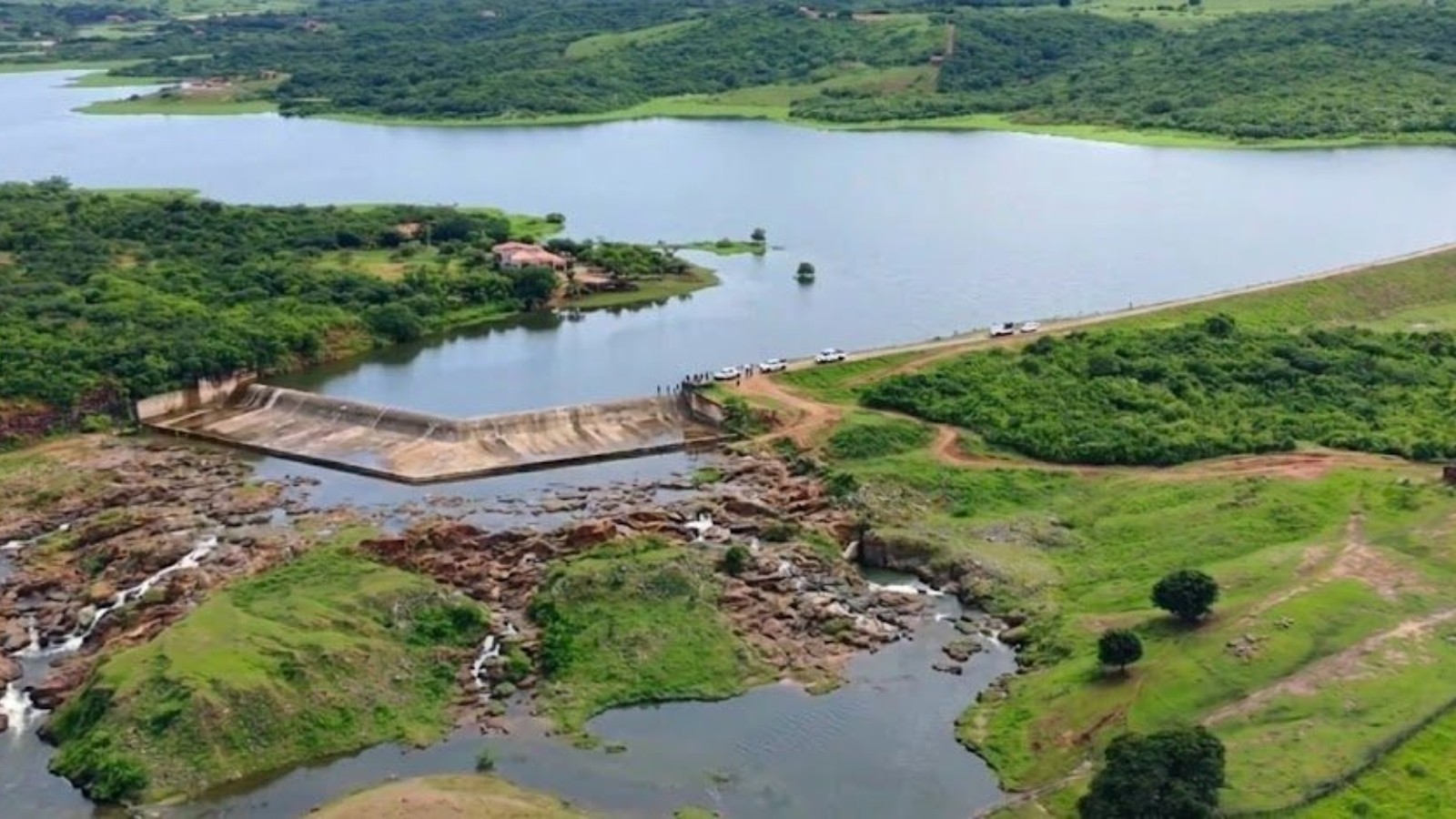 Após 15 anos, Açude Serafim Dias volta a sangrar em Mombaça; entenda o que motivou o retorno