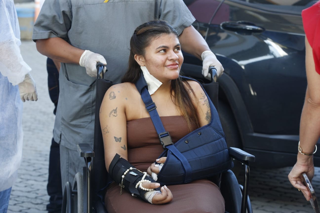Após 28 dias internada, Ana Clara deixa hospital no Ceará e promete ser voz de vítimas de violência doméstica