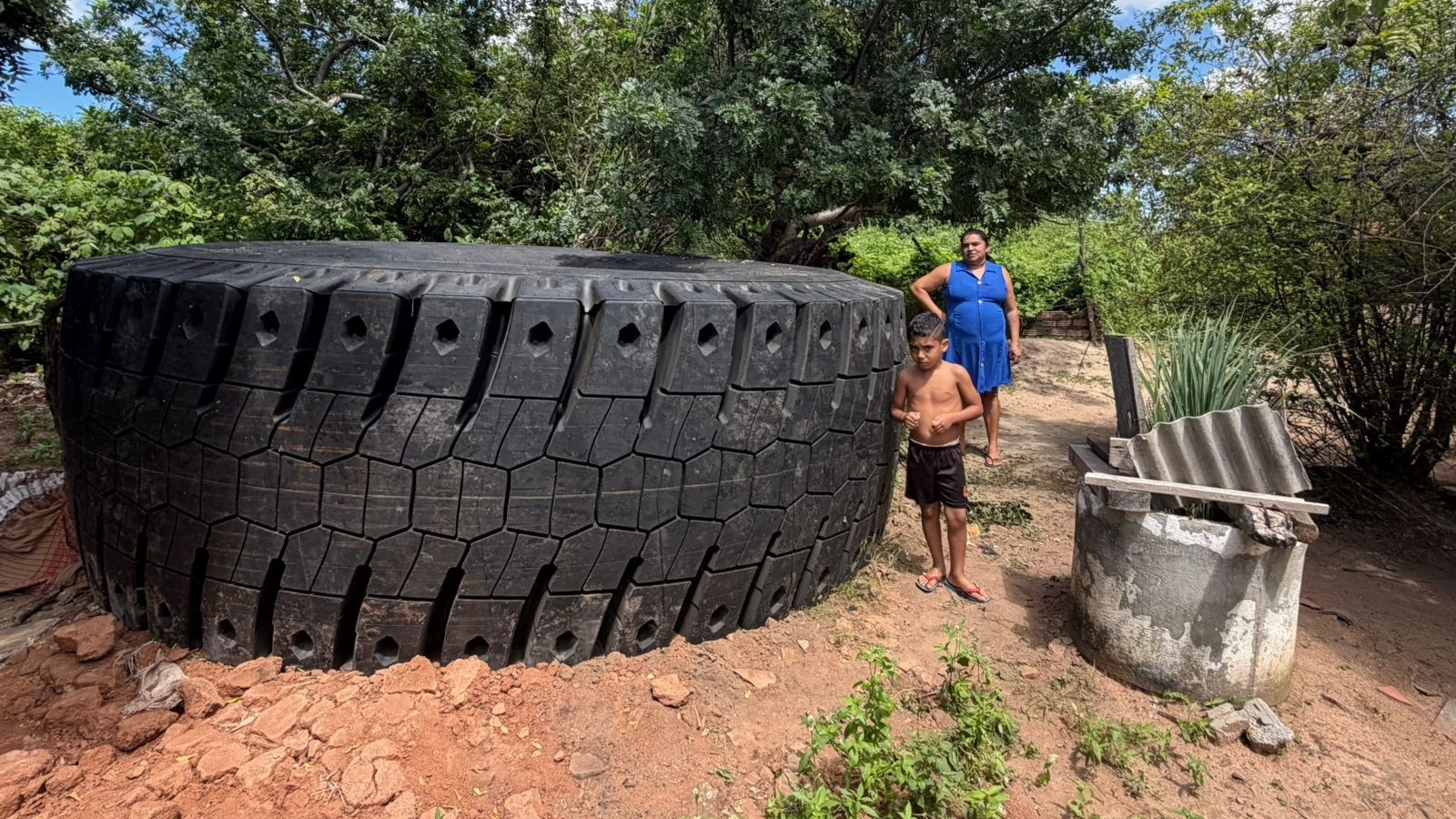 Carreta tomba na BR-222 e pneus gigantes de 4 metros atingem casas no Ceará
