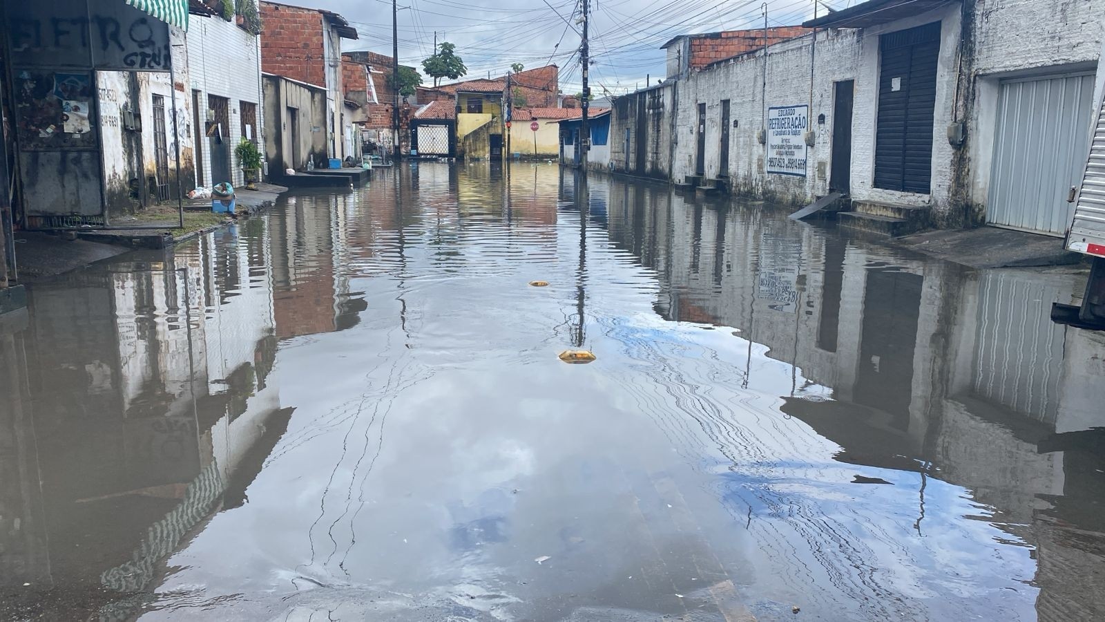 Fortaleza tem maior chuva do Ceará: alagamentos e trânsito lento; alerta amarelo em vigor