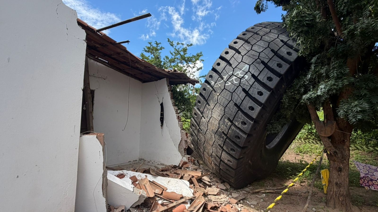 Pneus gigantes de 5 toneladas atingem casas no CE após tombamento; remoção aguarda guindastes