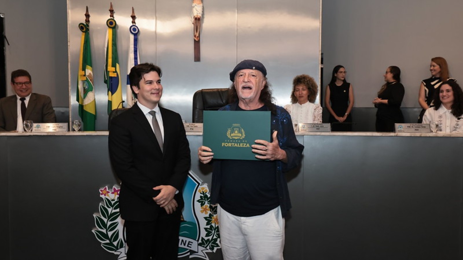 Gafe na Câmara de Fortaleza: música de Zé Ramalho embala entrada de Alceu Valença durante homenagem