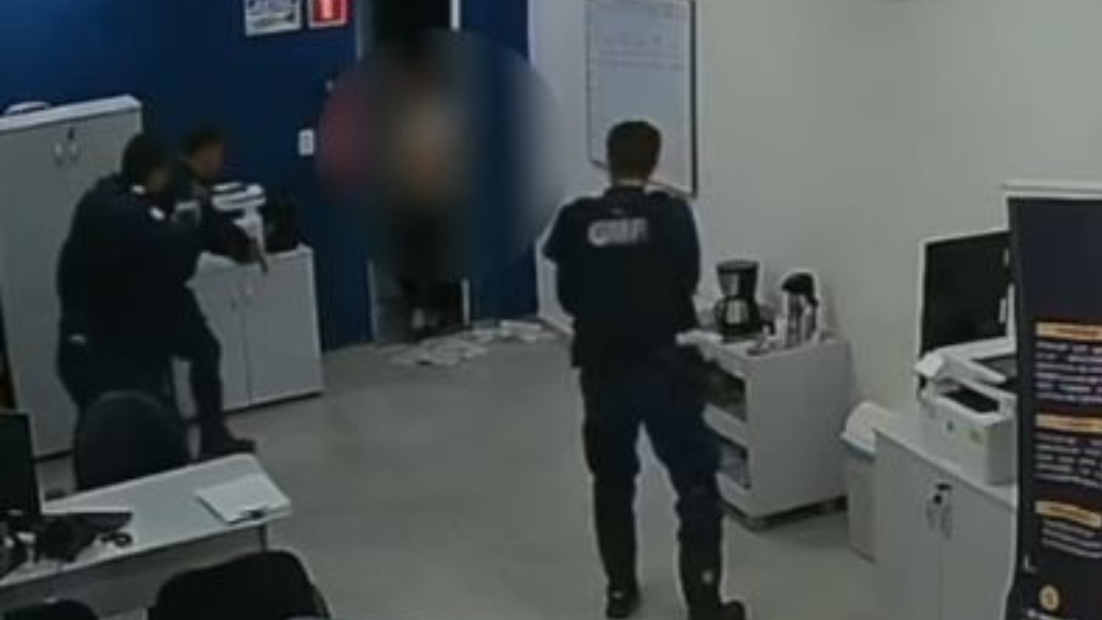 Ameacada com cacos de vidro, mulher refem é resgatada em escritorio de Fortaleza; suspeito se entrega