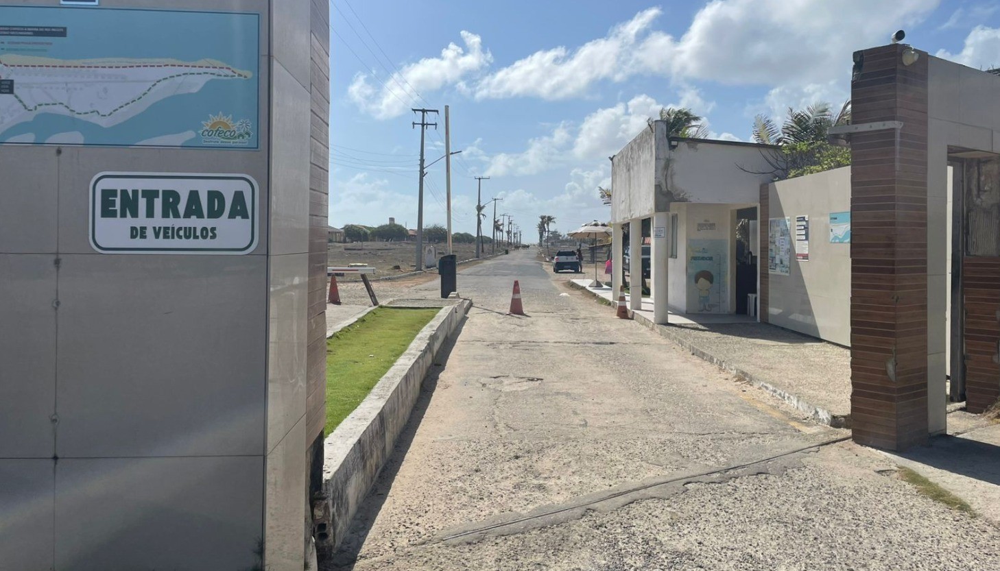 Cobrança no único acesso asfaltado à Praia do Cofeco rende multa de R$ 226.753,92; empresas têm 10 dias para recorrer