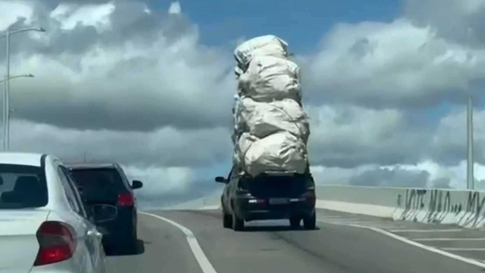 Carro com carga empilhada a vários metros circula em Fortaleza; AMC aponta série de infrações