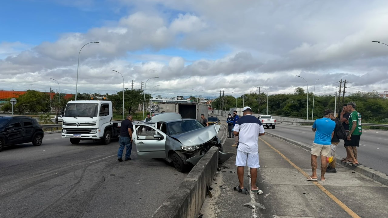 Barman de 51 anos morre em acidente em Fortaleza; bebidas no carro e possível mal-estar são apurados