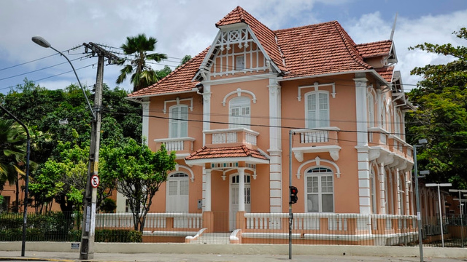 UFC abre 1.261 vagas nas Casas de Cultura Estrangeira; confira prazos, provas e quem tem isenção