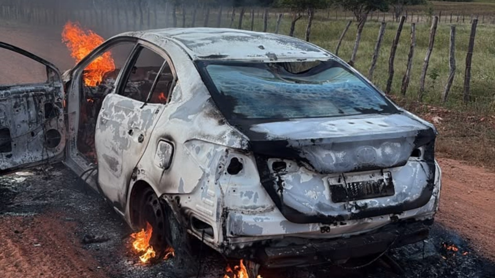 Carro incendiado e cerco na zona rural: dois suspeitos de homicídio morrem em ação policial em Novo Oriente, CE