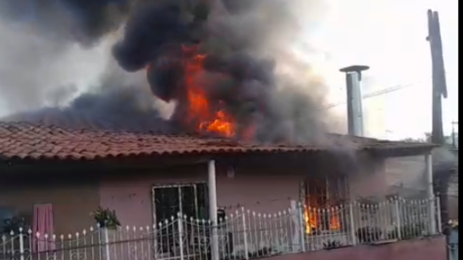Incêndio atinge casa em Fortaleza; vizinhos resgatam menina de 8 anos que dormia sozinha