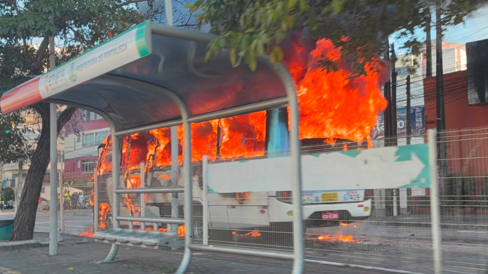 Vídeo mostra micro-ônibus em chamas e pequenas explosões na Av. Bezerra de Menezes, em Fortaleza; sem feridos