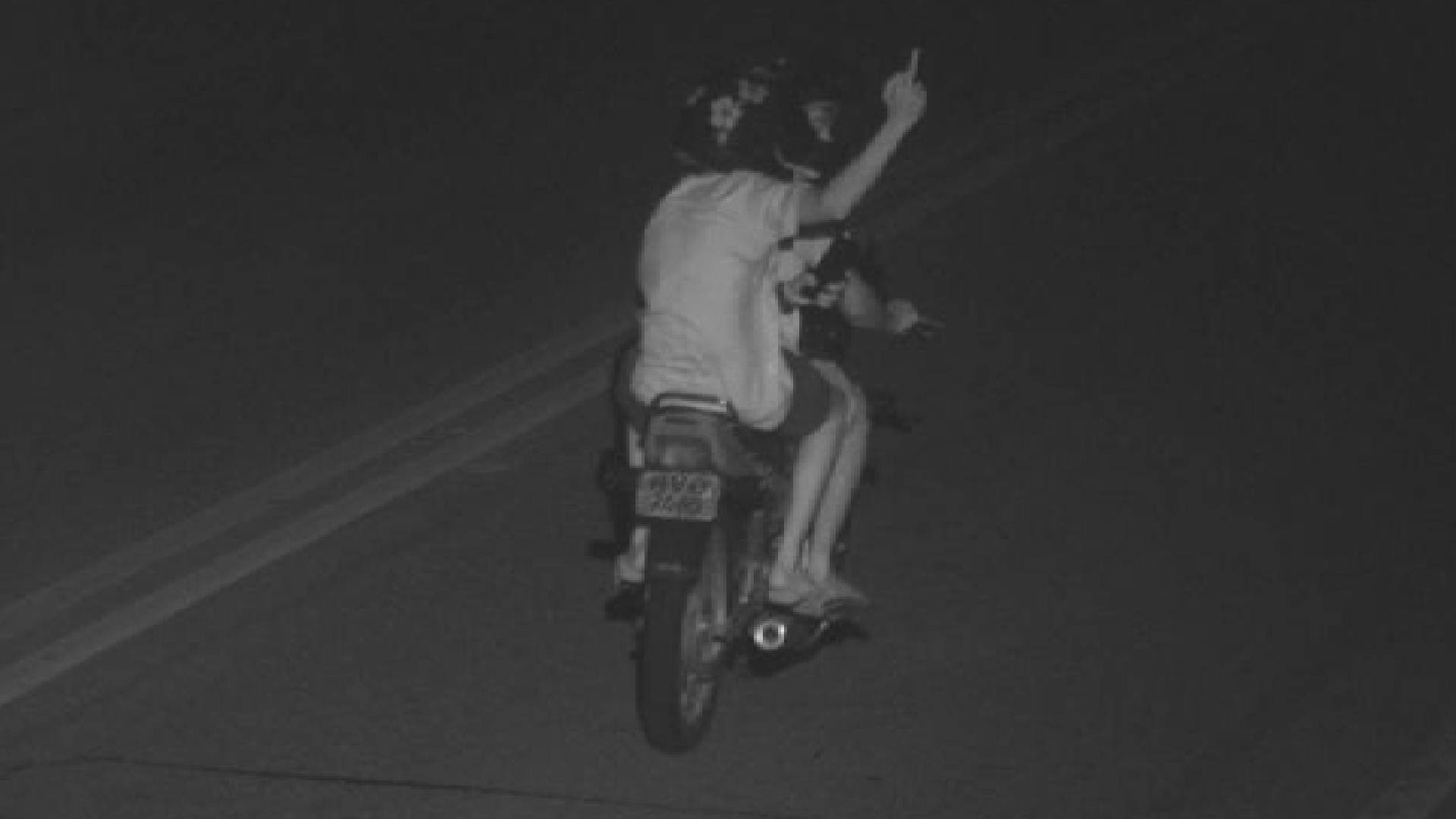 Adolescente é flagrado em moto com mais de 43 multas em Russas (CE); imagens registram gesto ao fotossensor