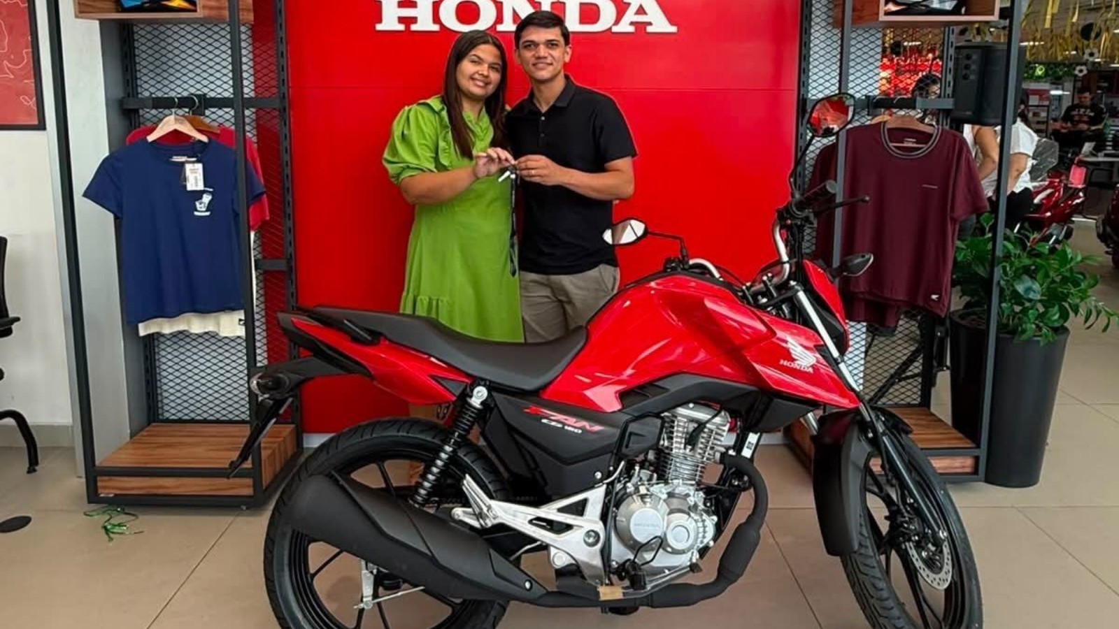 Jovem morre na BR-116 minutos após fotografar moto recém-comprada; marido fica gravemente ferido