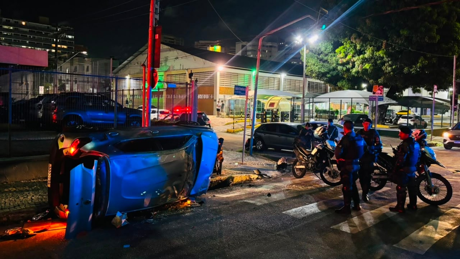Perseguição em alta velocidade termina com carro capotado e dupla presa após sequestro em Fortaleza