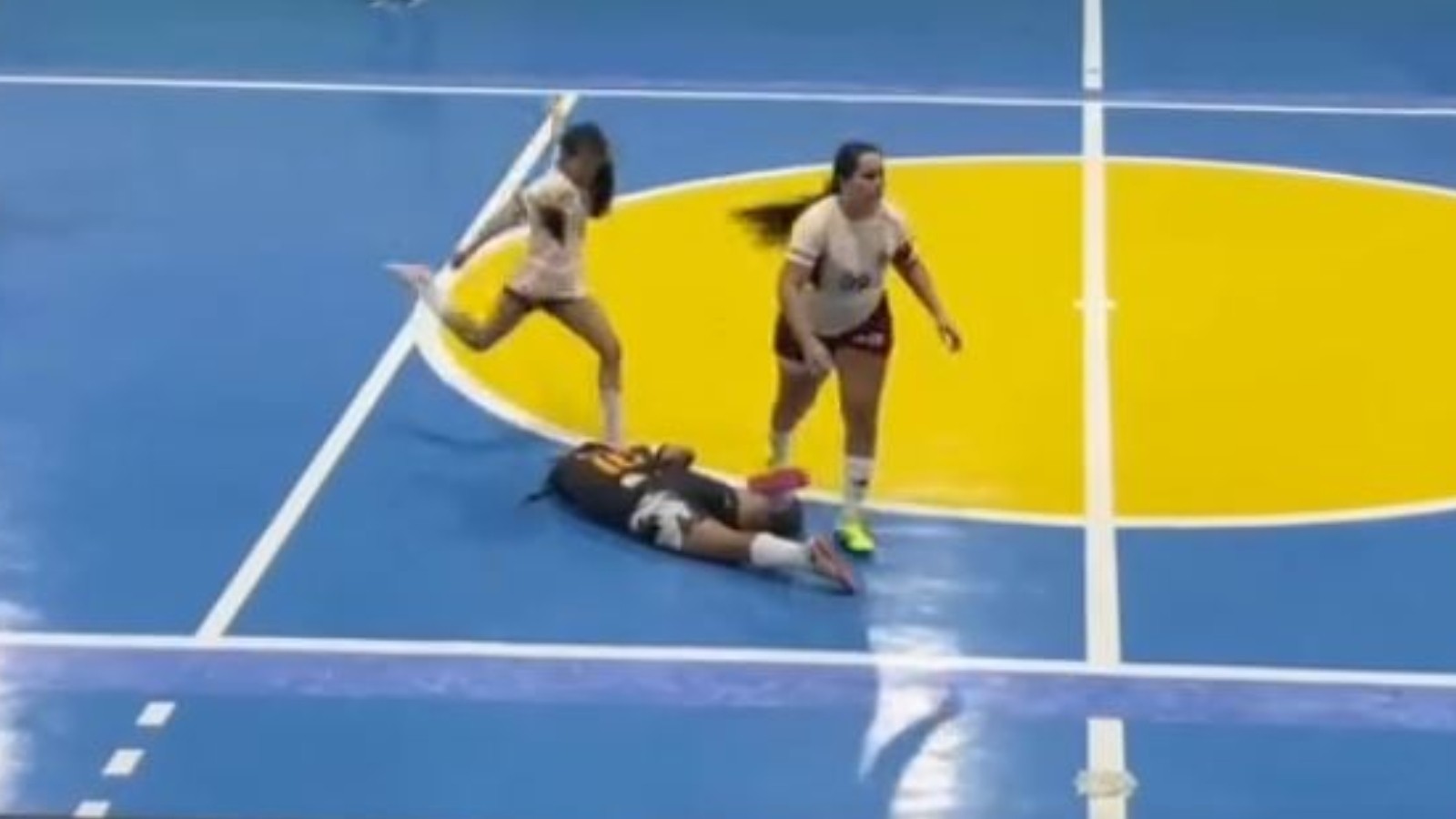 Chutes na cabeça e partida encerrada: jogadora é suspensa por 5 anos em futsal no Ceará