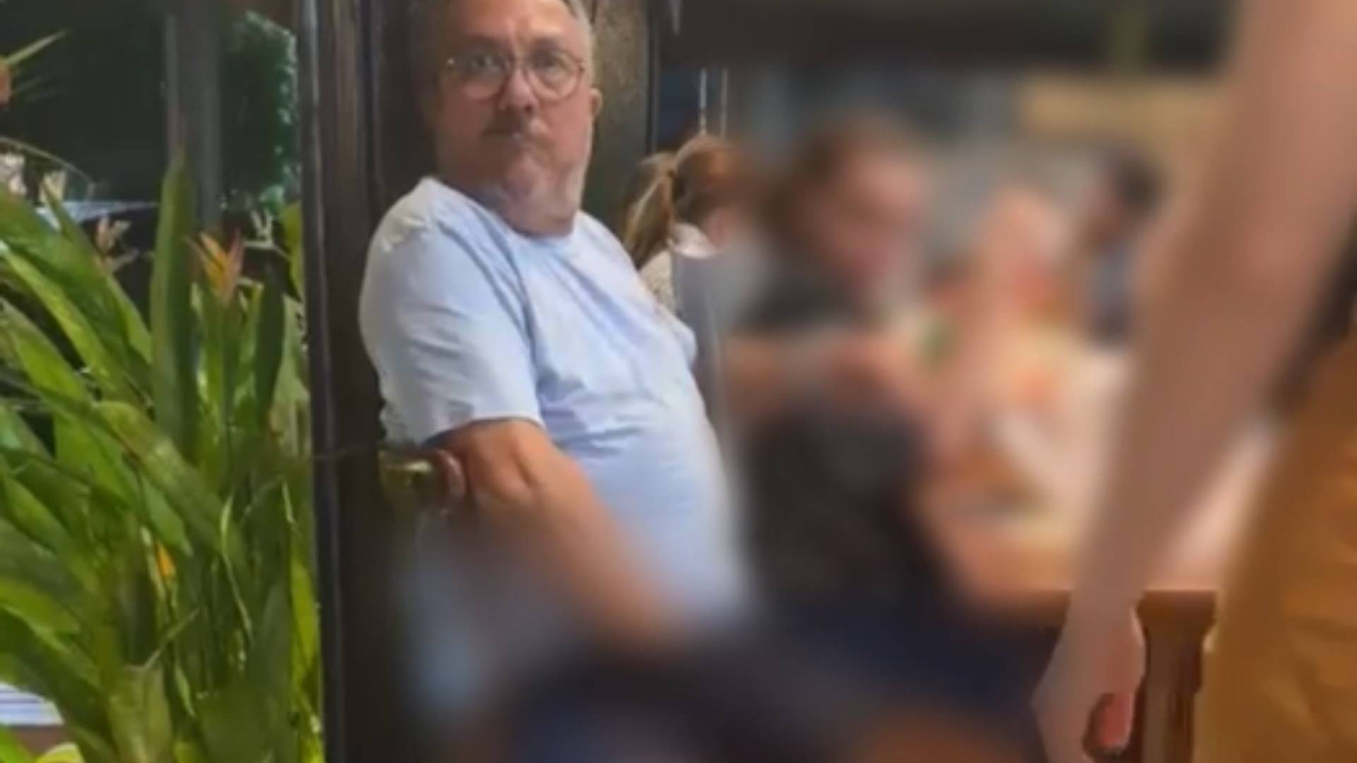 Vídeo em bar de Fortaleza leva à prisão; dentista de 69 anos renuncia à vice da Academia Cearense de Odontologia