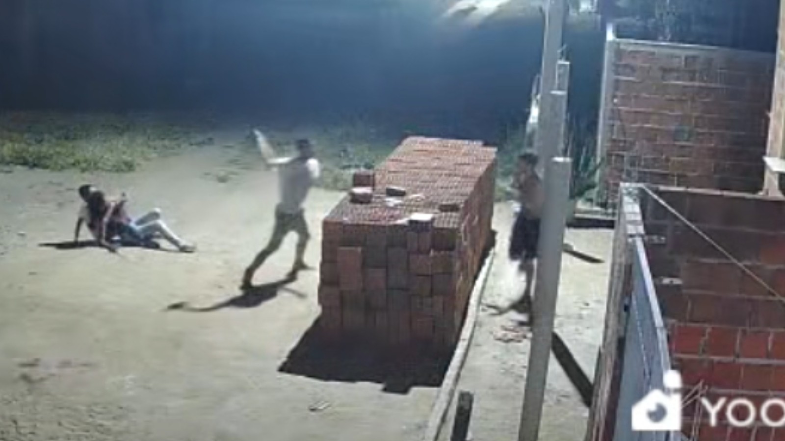 Câmeras flagram briga com tijolos entre irmãos que termina em morte em Ipueiras, CE