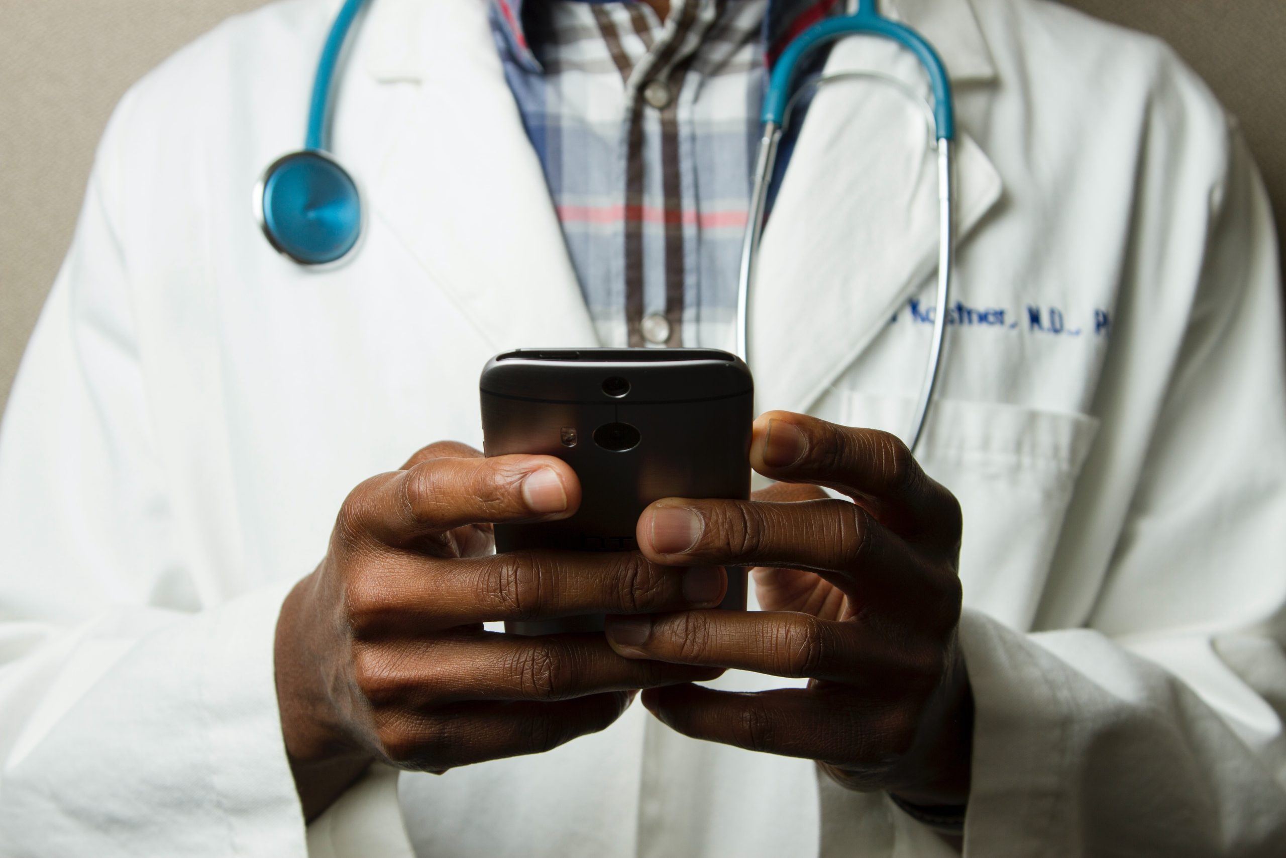 Termina nesta quinta (16) o prazo de inscrições para 40 vagas de médicos especialistas no Ceará; salários de até R$ 20 mil