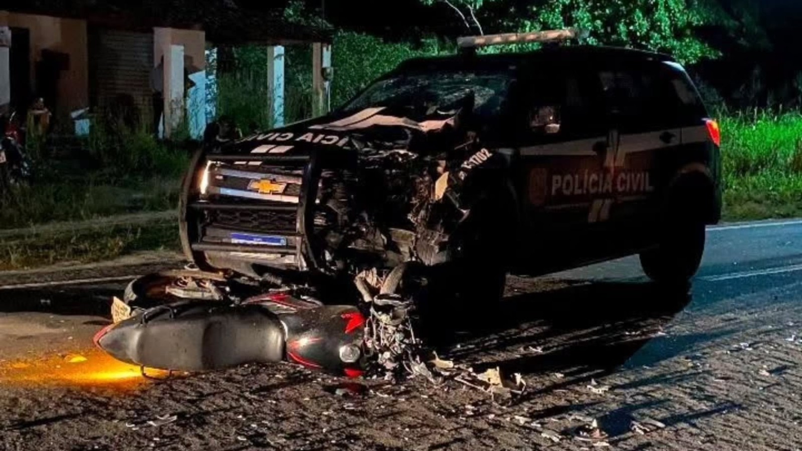 Colisão na CE-168 entre moto e viatura da Polícia Civil deixa jovem de 21 anos morto; caso é investigado