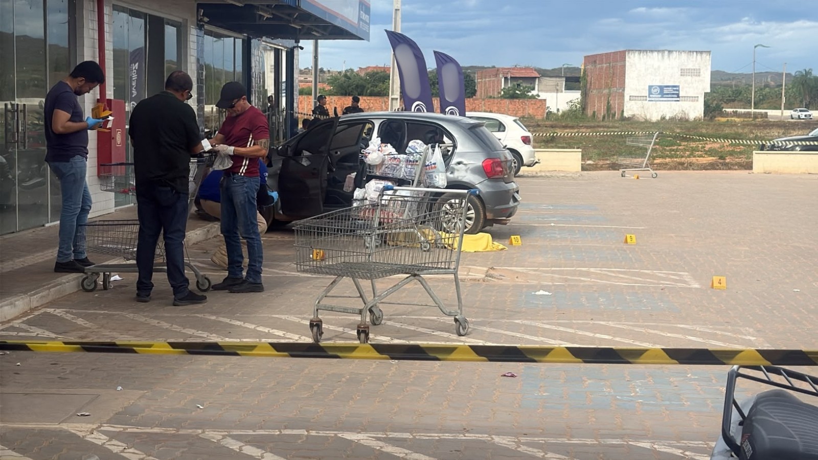 Ataque a tiros na saída de supermercado deixa homem morto e mulher ferida; filha de 2 anos sai ilesa em Missão Velha (CE)