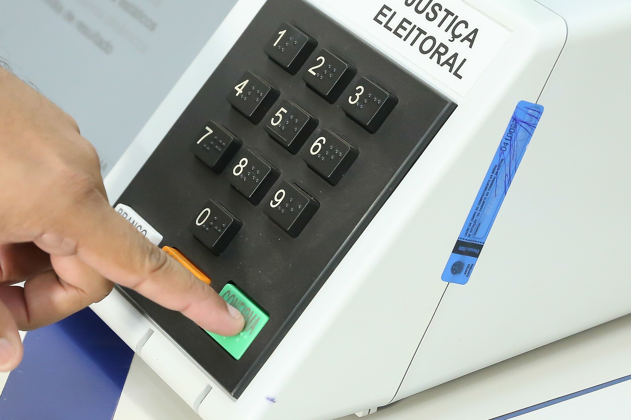 Ceará alcança quase 7 milhões de eleitores para 2026; biometria chega a 94,73% e mulheres seguem maioria