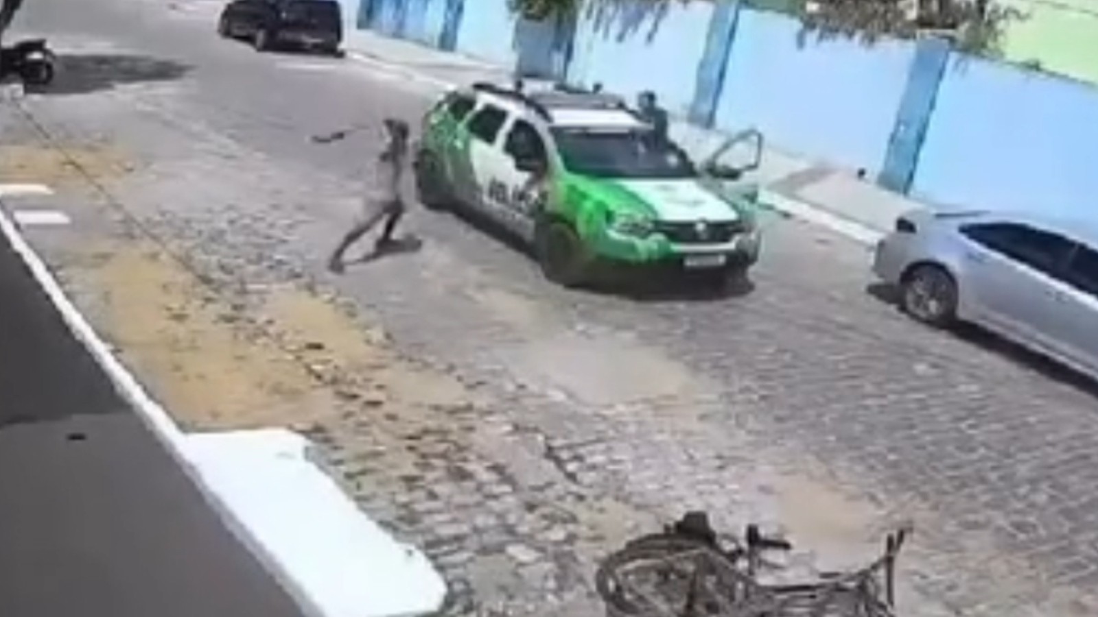 Câmeras flagram ataque com foice a policiais; homem é baleado e preso por tentativa de homicídio em Santana do Acaraú (CE)