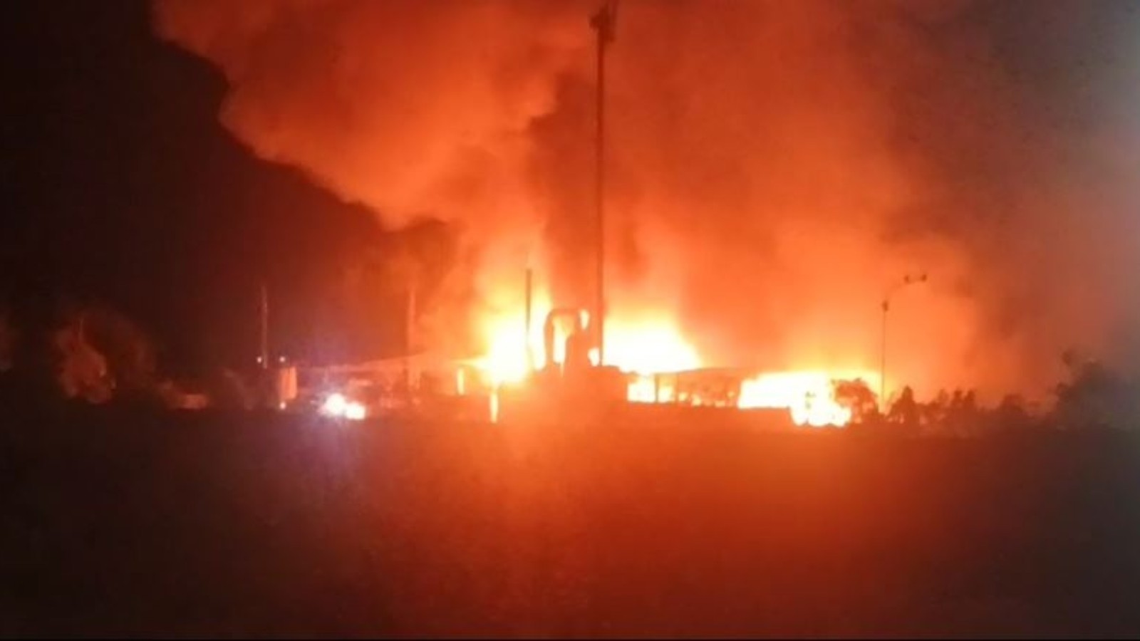 Madrugada em chamas no Cariri: incêndio atinge fábrica de produtos de limpeza em Juazeiro do Norte; não há vítimas