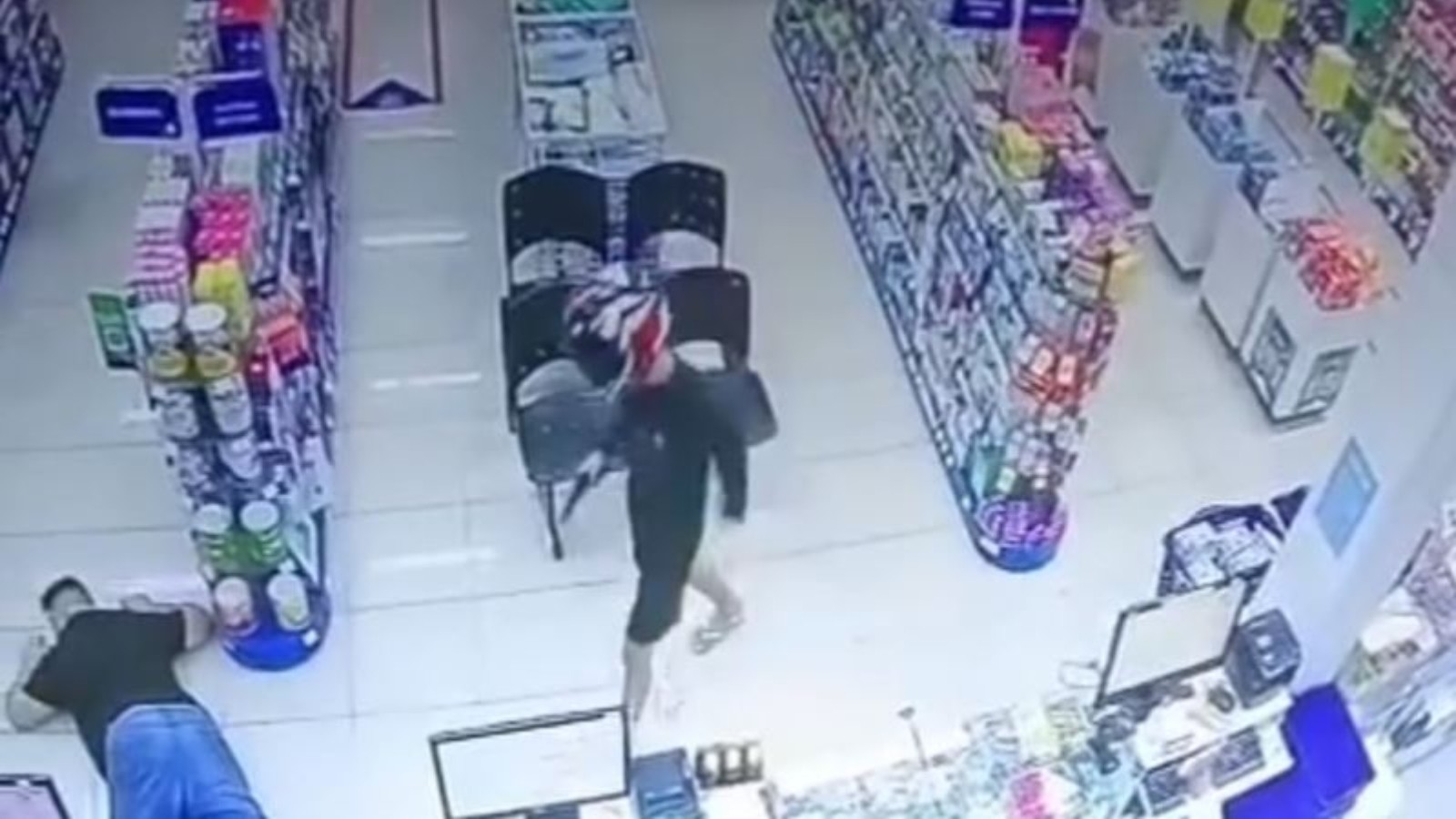 Câmeras registram dupla armada fazendo reféns em farmácia de Fortaleza; suspeitos fogem de moto