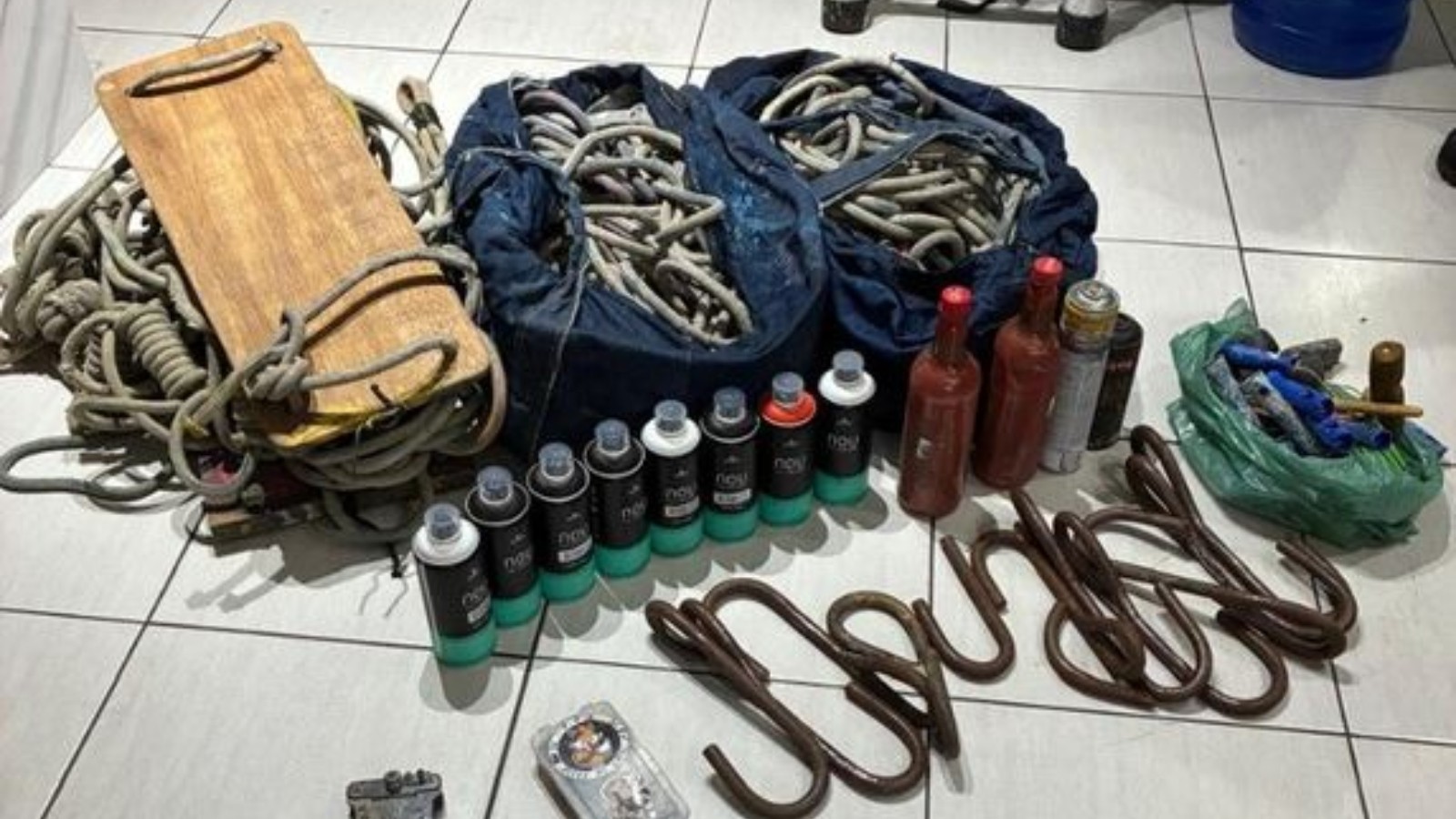 PF prende três por pichar INSS em Fortaleza; apreensão inclui equipamentos de escalada