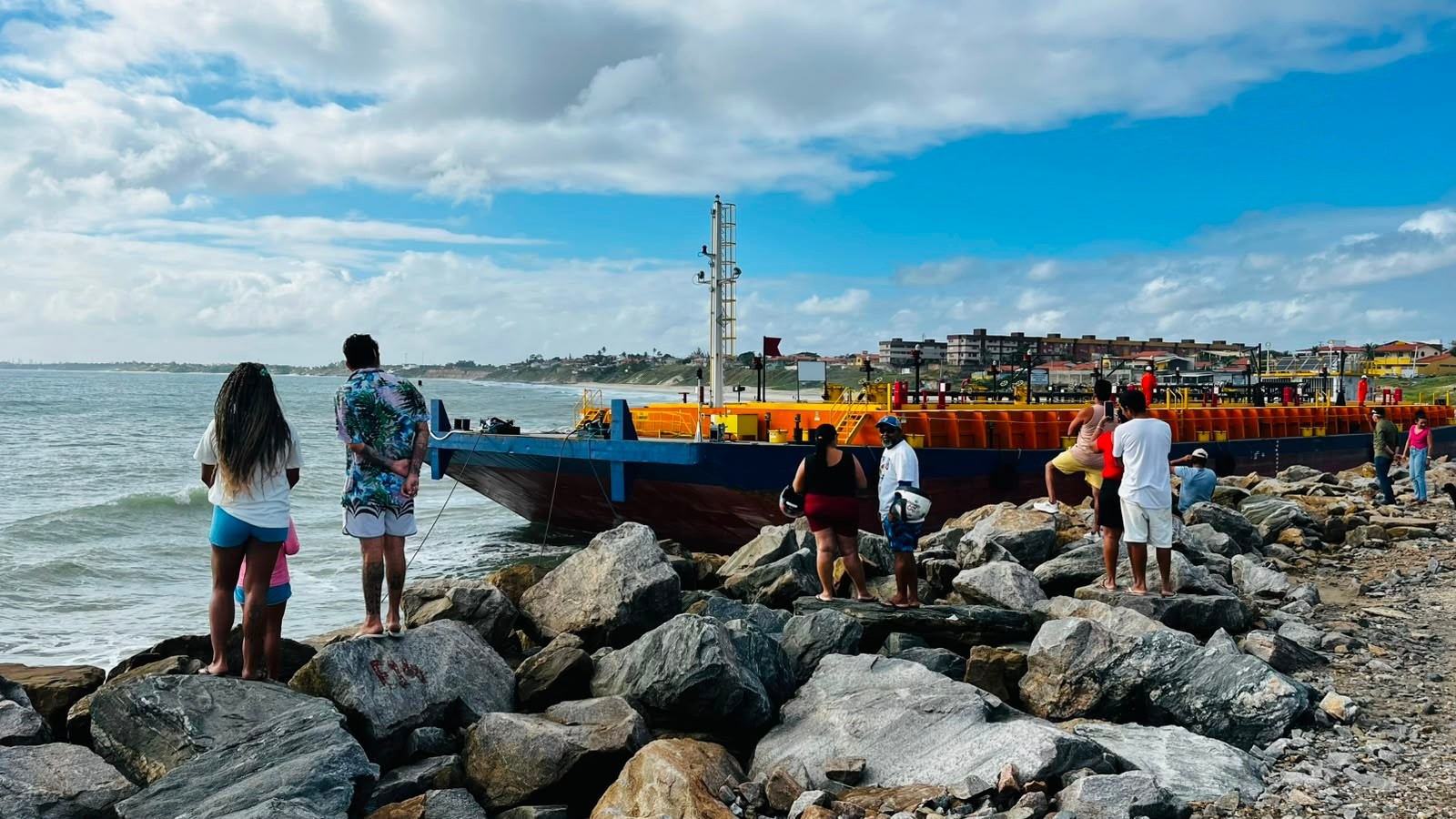 Balsa que virou atração em Icaraí é desencalhada; empresa informa ausência de danos e Marinha abre inquérito