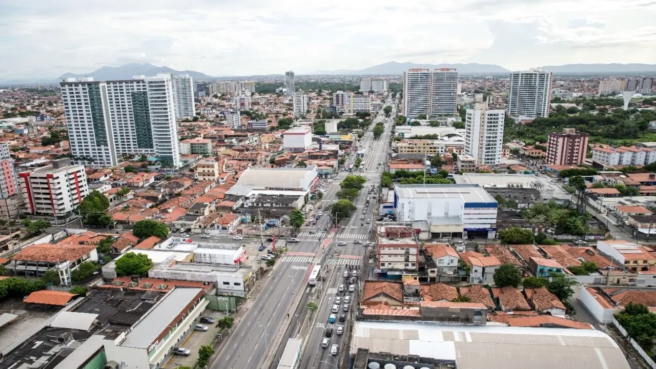 Faixas de ônibus da Bezerra de Menezes serão abertas a outros veículos nos fins de semana; entenda o que muda