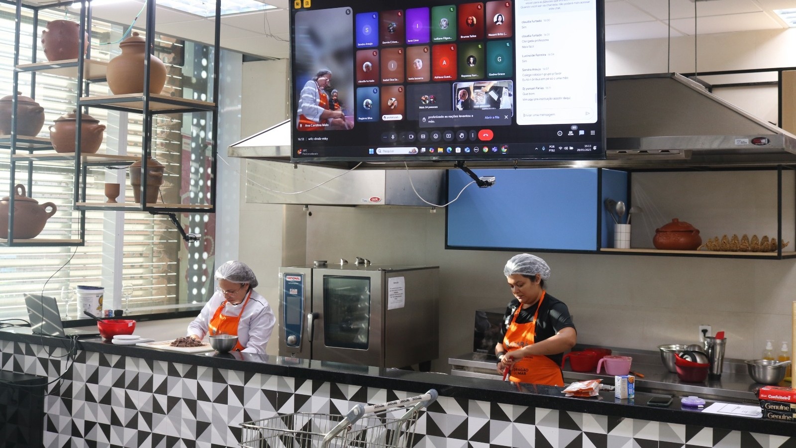 Perto da aposentadoria, mulher de 61 anos volta à sala de aula para aprender sobre gastronomia