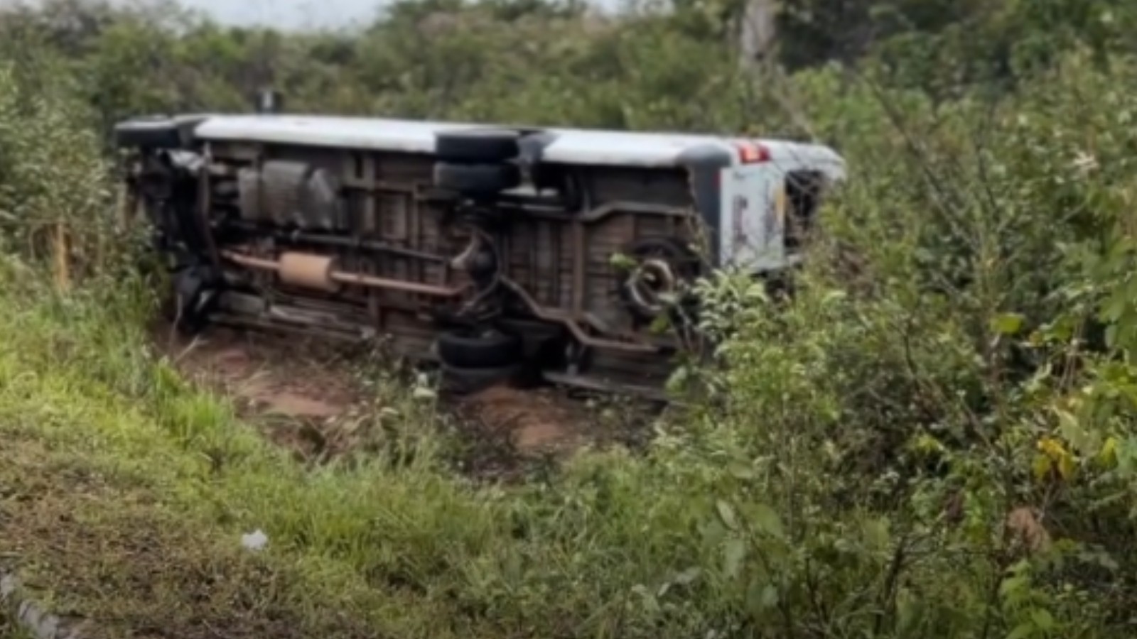 Van com cerca de 20 passageiros colide com carro na CE-187 e deixa feridos em Viçosa do Ceará