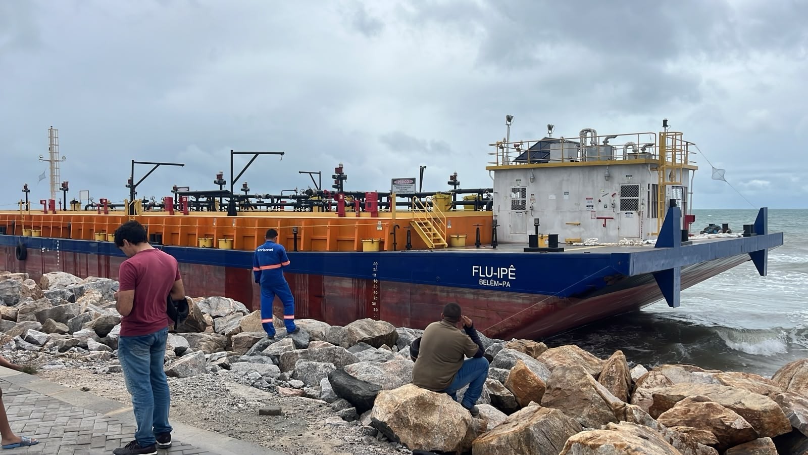 Balsa petroleira se solta de reboque, bate em espigão e encalha em Icaraí; Marinha investiga