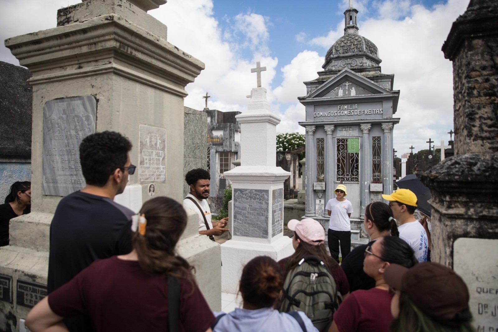 O que os túmulos contam: visitas no Cemitério São João Batista revelam crimes, lendas e a história de Fortaleza