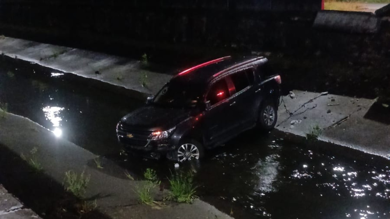 Funcionário terceirizado é preso por dirigir bêbado e cair em canal com carro do governo do Ceará