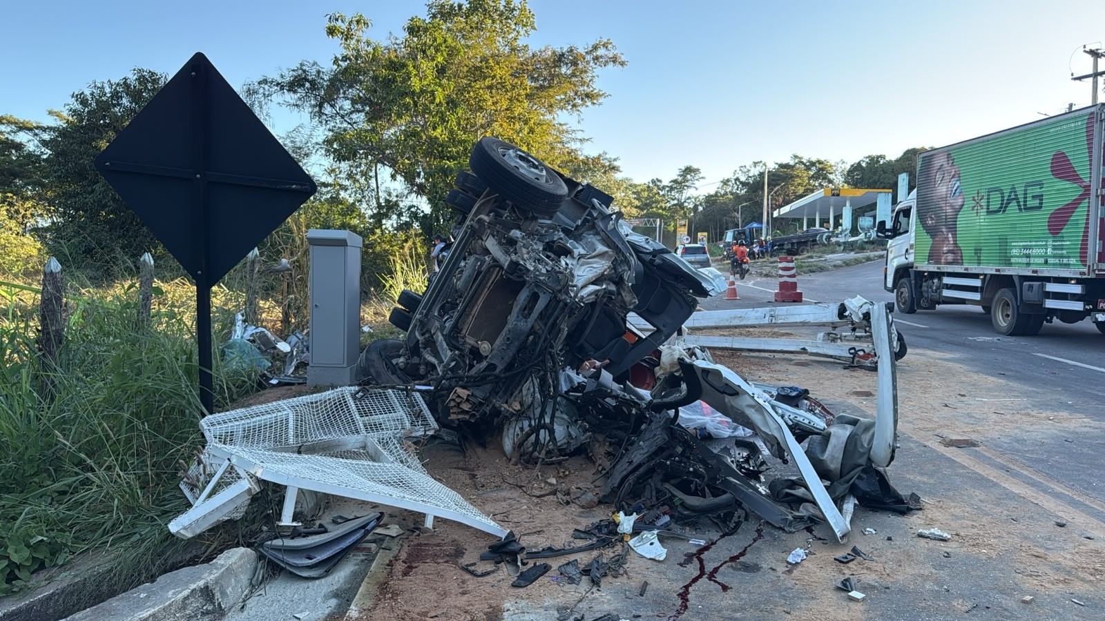 Colisão entre guindaste e caminhão a serviço da Enel na CE-292, em Crato, mata eletricista e fere dois; motorista cita falha nos freios